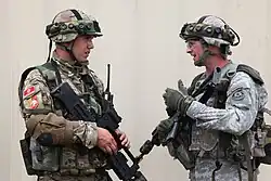 Montenegrinischer Soldat im Gespräch mit einem US-amerikanischen Soldaten