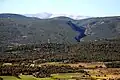 Gipfel des Mont Ventoux von Roussillon aus gesehen. Im Vordergrund die Monts de Vaucluse.