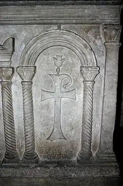 Sarkophag aus dem 3. Jh. nach Chr., mit Christusmonogramm und Taube