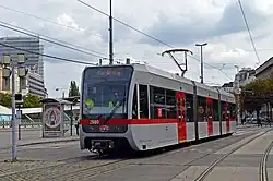 Fahrzeug vom Typ T1 der U6 der U-Bahn Wien auf Überführungsfahrt im Straßenbahnnetz