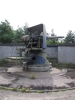 Geschütz in einer Küstenbefestigung, beachte die Aufstiege an der Unterlafette