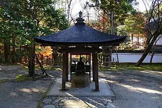 Becken vor der Haupthalle