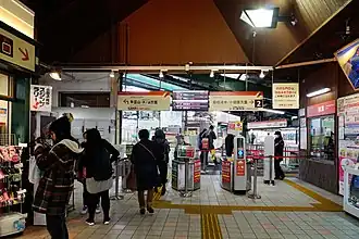 Bahnhofshalle mit Bahnsteigsperren