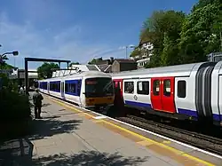 London: Begegnung eines dieselelektrischen Zuges der Chiltern Railways (links) und der Metropolitan Line der Underground (rechts) am Bahnhof Chorleywood
