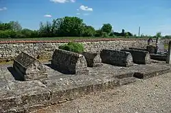 Steinerne Grabdeckel auf dem Friedhof