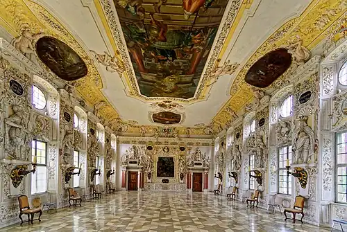 Kaisersaal der Reichsabtei Salem mit 16 überlebensgroßen Kaiserfiguren