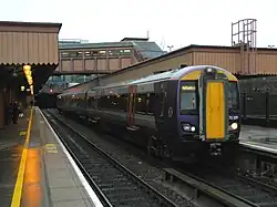 Baureihe 172 in einer neueren Lackierung von West Midlands Railway, der Fahrgastübergang am Wagenende ist gut sichtbar