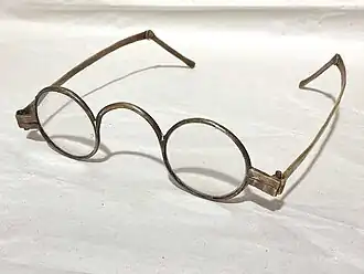 Knickstangenbrille, vertikal klappbare Bügelendstangen um 1780