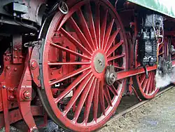 Speichen­rad der Dampf­lo­ko­mo­ti­ve 18 201 (vormals 61&nbsp;002); Raddurch­mes­ser 2300 mm.