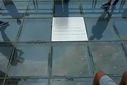 Blick durch den Glasboden mit Höhenangabeplakette