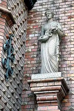 Statuen von Hippokrates und Hygieia an der Fassade