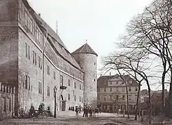 Fotografie vor der Verkürzung des Zeughauses im Jahr 1887 zwecks Durchbruchs der Straße Rossmühle