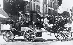 De Dion-Bouton Remiorqueur à vapeur mit „Victoria“-Anhänger (1893), aufgenommen anlässlich der Wettfahrt Paris–Rouen 1894