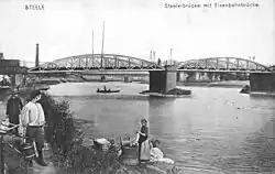 Um 1905, im Hintergrund die alte Steeler Eisenbahnbrücke