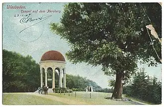 Der Monopteros mit der umlaufenden Treppe, die heute unter einer Anschüttung verborgen ist (Ansichtskarte von 1909).