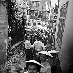 Historisches Foto: Die Drosselgasse mit dem Drosselhof voller Leute fotografiert am 20. September 1955