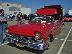 1957 Frontansicht, das abgeklappte vordere Dachelement ist gut erkennbar