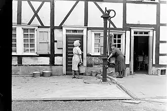 Junkernhäuschen mit Schwengelpumpe (1958)