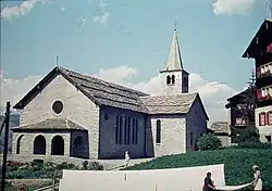 Die Kirche und Wäsche zum Trocknen