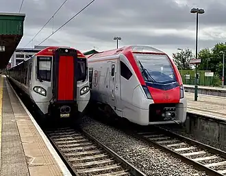 Klasse 197 und Klasse 231 in Cardiff Central im Juli 2023