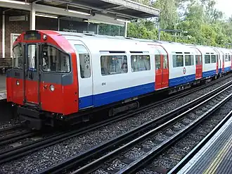 Ein Zug vom Typ 1973 Tube Stock in der Station Ickenham