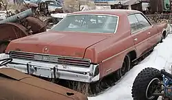 Chrysler Newport Four Door Sedan (links) und Newport Custom Hardtop Sedan (rechts), jeweils Modelljahr 1976