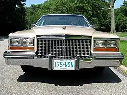 Frontpartie der ersten Serie bis 1979 (links) und der zweiten Baureihe ab 1980 (rechts)