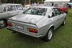 Lancia Beta Coupé: Trapezförmiger Dachaufbau mit schmalen Fahrzeugsäulen und achteckigen Rückleuchten