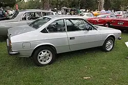 Lancia Beta Coupé: Trapezförmiger Dachaufbau mit schmalen Fahrzeugsäulen und achteckigen Rückleuchten