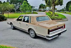 Heckpartie des Lincoln Town Car vor (links) und nach dem Facelift von 1985