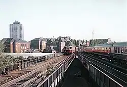 Östliche Bahnhofseinfahrt mit S-Bahn-Zug der BVG, 1986