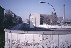 Berliner Mauer an der Heidelberger Straße, vor der Hinterlandmauer der asphaltierte Kolonnenweg, 1986