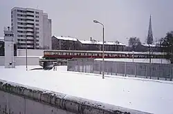 S-Bahn-Zug der BVG beim Überqueren der Grenze am Nordbahnhof, 1987