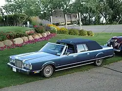 Strechtlimousinen auf Town-Car-Basis in unterschiedlichem Überarbeitungsgrad (rechts eine Coupé-de-Ville-Version von Krystal Koach)