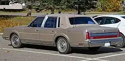 Heckpartie des Lincoln Town Car vor (links) und nach dem Facelift von 1985