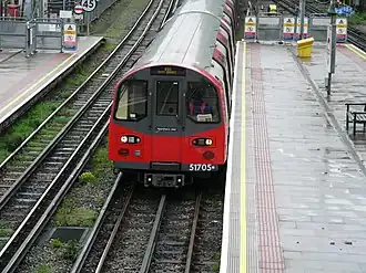 Ein Zug vom Typ 1995 Tube Stock in der Station Finchley Central