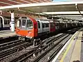 1996 Tube Stock in der Station Finchley Road