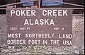 Ortstafel von Poker Creek, Alaska (Einwohnerzahl: 2), der nördlichste Straßengrenzübergang der USA.