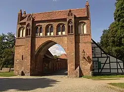 Friedländer Tor Nordöstliches Stadttor, mit Zingel (Bild: Vortor, Feldseite)