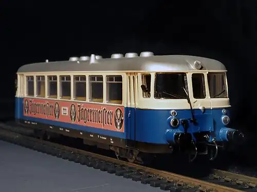 Modell eines MAN-Schienenbusses in der Farbgebung der Uetersener Eisenbahn mit authentischen Werbeflächen (VT&nbsp;4 und VT&nbsp;5)