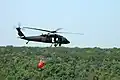 Sikorsky UH-60 des 227th Aviation Regiment, 1st Air Cavalry Brigade, 1st CD, bei der Waldbrandbekämpfung