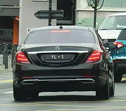 Kontrollschild FL 1 wird bei offiziellen Anlässen an der Limousine des Staatsoberhauptes, Fürst&nbsp;Hans-Adam&nbsp;II. angebracht