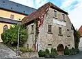 Das Halbwalmdachhaus vor der Kirche (September 2016)