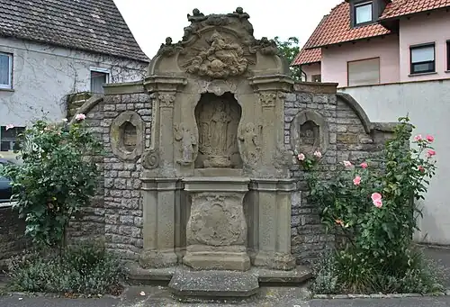 Der Steinaltar in der Mainstraße (September 2016)