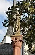 Die Mariensäule vor der Kirche (September 2016)