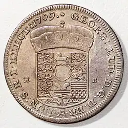 1 Thaler, Georg Ludwig 1709 als Kurfürst von Braunschweig-Lüneburg und Erzbannerträger, in Erwartung des Amts als Erzschatzmeister (Welter 2138) Vs.: Wappen von Braunschweig-Lüneburg mit Kurhut und Warteschild