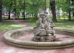 Figurengruppe „Riesenkinder“, zum Zeitpunkt der Bildaufnahme noch im linken Boskett, was historisch falsch war