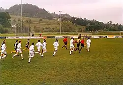 Die Kicker laufen zu ihrem letzten Match für Arnfels ein (2004)