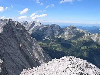 Lackenkarkopf (etwa Mitte, von der Moserkarspitze) in der Nördlichen Karwendelkette von der Vogelkarspitze bis zum Kuhkopf