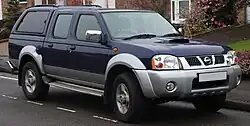 Nissan Navara Doppelkabine (2000–2004) mit Ladeflächenaufbau